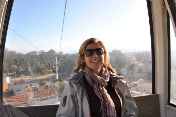 Subindo de teleférico o Cerro San Bernardo, em Salta - Argentina